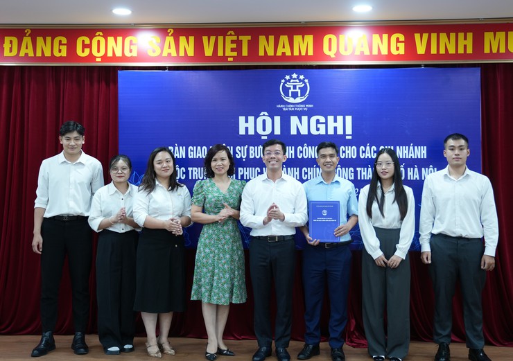 Trung tâm Phục vụ hành chính công Thành phố nhận bàn giao nhân sự Bưu chính công ích- Ảnh 3.