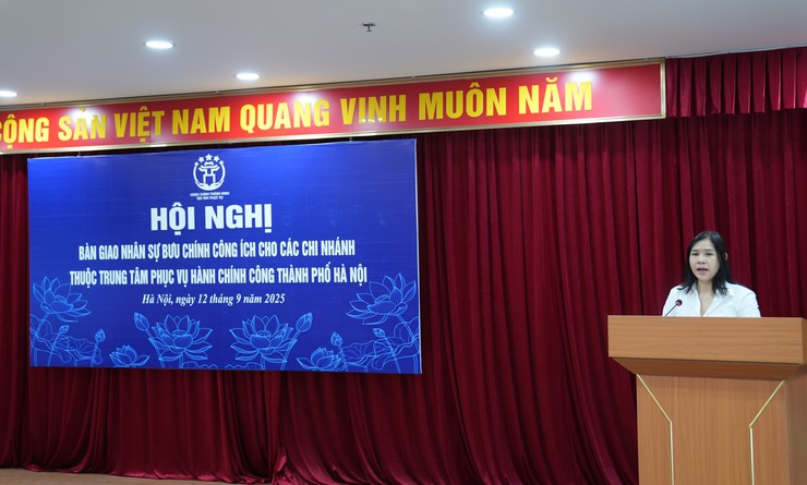 Trung tâm Phục vụ hành chính công Thành phố nhận bàn giao nhân sự Bưu chính công ích- Ảnh 2.