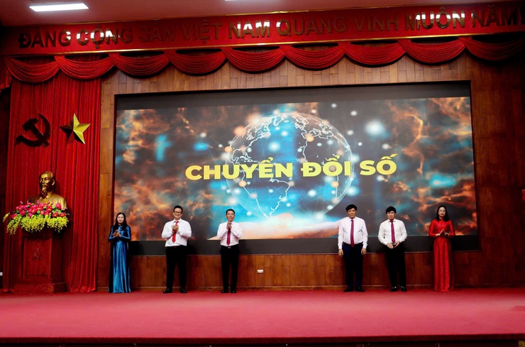 Thạch Thất đồng hành cùng người dân thực hiện Chuyển đổi số.- Ảnh 1.
