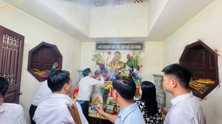 XÃ TAM HƯNG TỔ CHỨC LỄ DÂNG HƯƠNG TƯỞNG NIỆM NGÀY GIỖ CHỦ TỊCH HỒ CHÍ MINH- Ảnh 2.