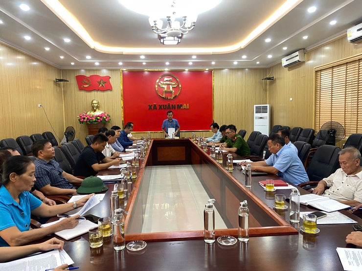 UBND xã Xuân Mai triển khai kế hoạch kiểm tra, xử lý và giải tỏa các vi phạm lấn chiếm lòng đường, vỉa hè, hành lang an toàn giao thông đường bộ- Ảnh 1.