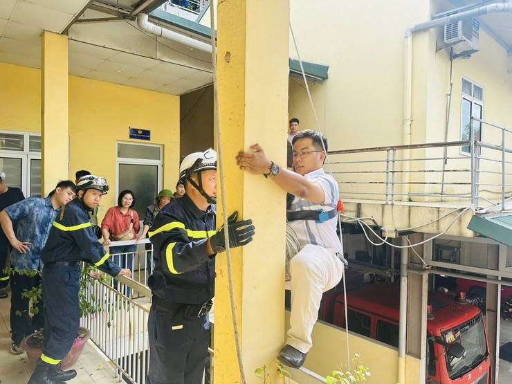 PHƯỜNG HỒNG HÀ TỔ CHỨC DIỄN TẬP PHÒNG CHÁY CHỮA CHÁY THEO KẾ HOẠCH SỐ 69/KH-UBND NGÀY 23/8/2025- Ảnh 4.