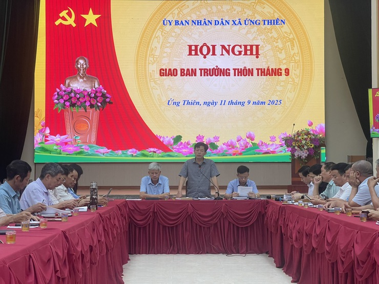 UBND xã Ứng Thiên tổ chức hội nghị giao ban trưởng thôn, tháng 9/2025- Ảnh 1.