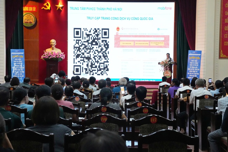 Sơn Tây hướng dẫn, hỗ trợ sử dụng các nền tảng số trong thực hiện dịch vụ công trực tuyến.- Ảnh 3.