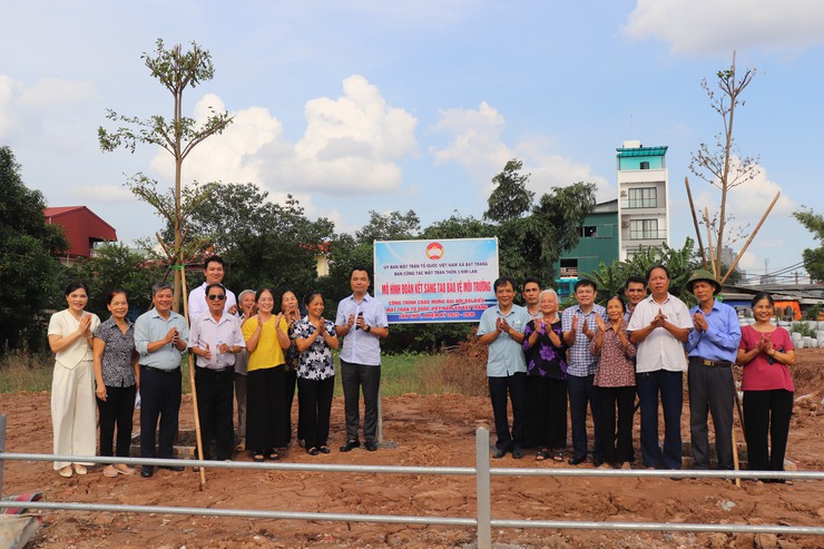 Mặt trận tổ quốc Việt Nam xã Bát Tràng gắn biển mô hình "Đoàn kết sáng tạo, bảo vệ môi trường"- Ảnh 2.