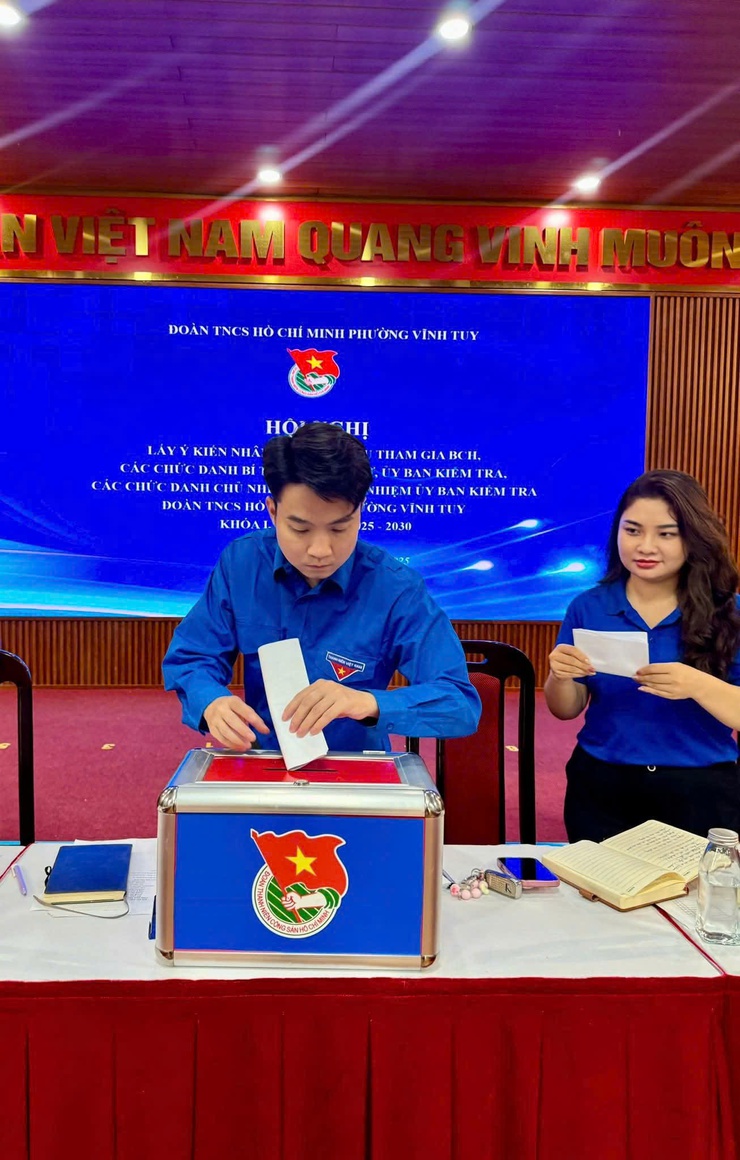HỘI NGHỊ LẤY Ý KIẾN NHÂN SỰ GIỚI THIỆU THAM GIA CÁC CHỨC DANH CHỦ CHỐT, CHUẨN BỊ CHO ĐẠI HỘI ĐẠI BIỂU ĐOÀN TNCS HỒ CHÍ MINH PHƯỜNG VĨNH TUY KHOÁ I, NHIỆM KỲ 2025 - 2030.- Ảnh 5.