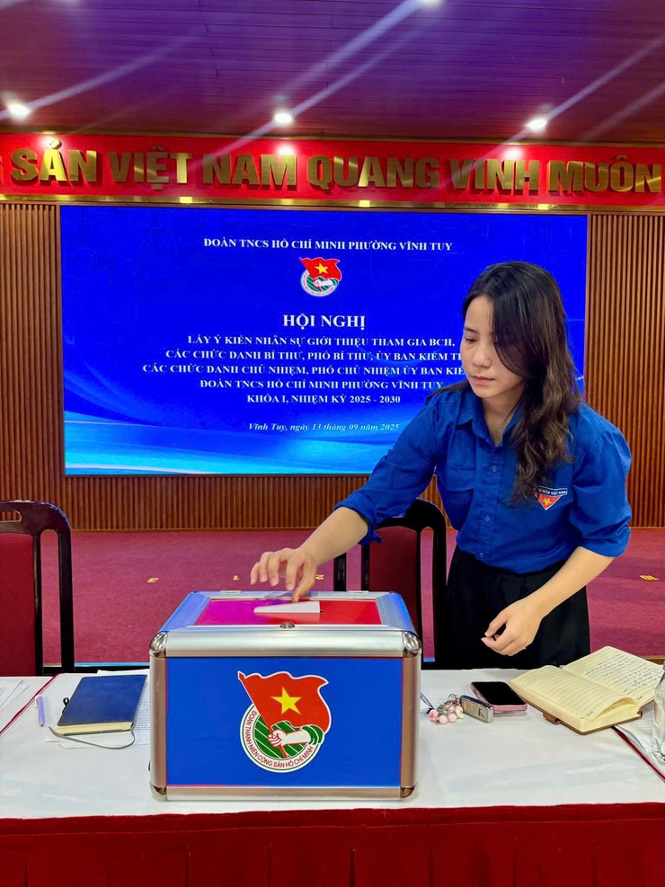 HỘI NGHỊ LẤY Ý KIẾN NHÂN SỰ GIỚI THIỆU THAM GIA CÁC CHỨC DANH CHỦ CHỐT, CHUẨN BỊ CHO ĐẠI HỘI ĐẠI BIỂU ĐOÀN TNCS HỒ CHÍ MINH PHƯỜNG VĨNH TUY KHOÁ I, NHIỆM KỲ 2025 - 2030.- Ảnh 4.