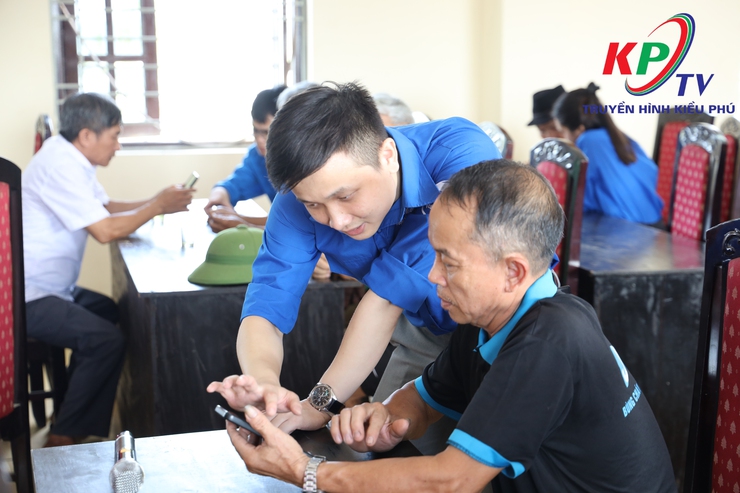 11 Tổ chuyển đổi số cộng đồng xã Kiều Phú đồng loạt hỗ trợ người dân nâng cao kỹ năng ứng dụng công nghệ số- Ảnh 2.