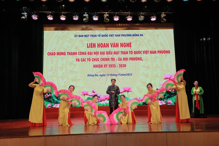 Liên hoan văn nghệ chào mừng thành công Đại hội Đại biểu MTTQ và các tổ chức chính trị phường Đống Đa- Ảnh 8.