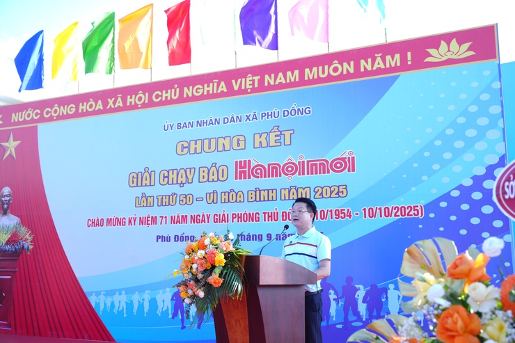 Hơn 300 vận động viên tham gia chung kết Giải chạy Báo Hànộimới mở rộng lần thứ 50 - Vì hòa bình năm 2025 xã Phù Đổng- Ảnh 3.