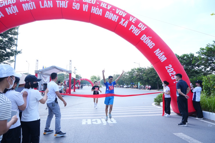 Hơn 300 vận động viên tham gia chung kết Giải chạy Báo Hànộimới mở rộng lần thứ 50 - Vì hòa bình năm 2025 xã Phù Đổng- Ảnh 4.