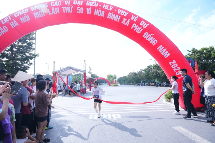 Hơn 300 vận động viên tham gia chung kết Giải chạy Báo Hànộimới mở rộng lần thứ 50 - Vì hòa bình năm 2025 xã Phù Đổng- Ảnh 5.