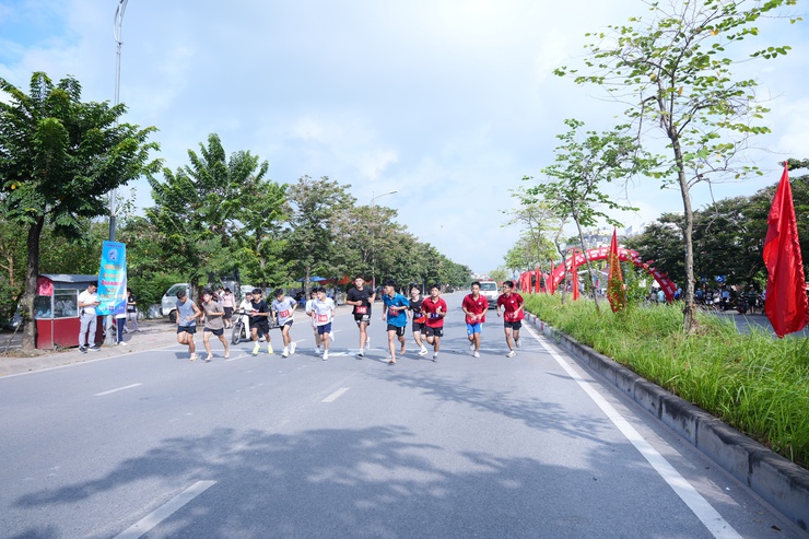 Hơn 300 vận động viên tham gia chung kết Giải chạy Báo Hànộimới mở rộng lần thứ 50 - Vì hòa bình năm 2025 xã Phù Đổng- Ảnh 6.