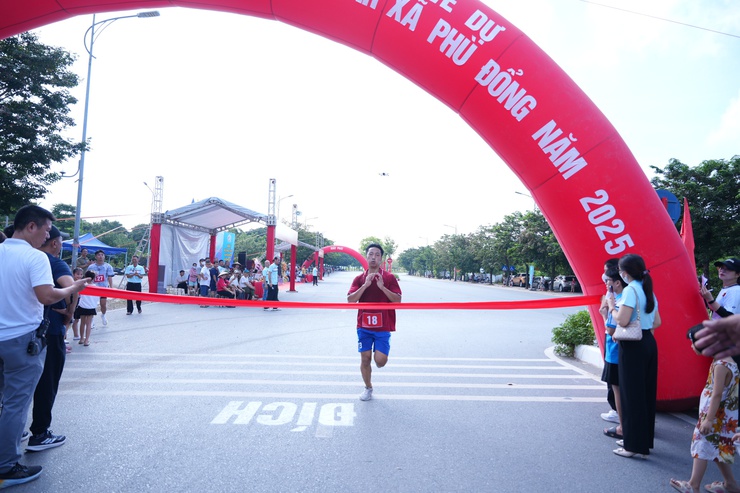 Hơn 300 vận động viên tham gia chung kết Giải chạy Báo Hànộimới mở rộng lần thứ 50 - Vì hòa bình năm 2025 xã Phù Đổng- Ảnh 7.