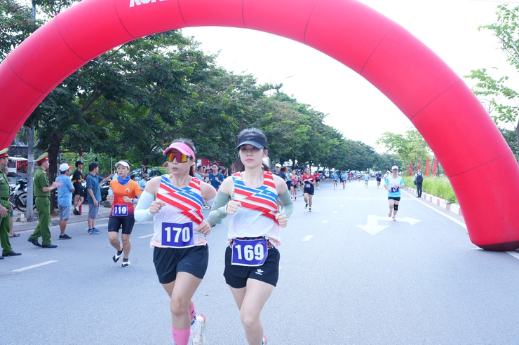 Hơn 300 vận động viên tham gia chung kết Giải chạy Báo Hànộimới mở rộng lần thứ 50 - Vì hòa bình năm 2025 xã Phù Đổng- Ảnh 9.