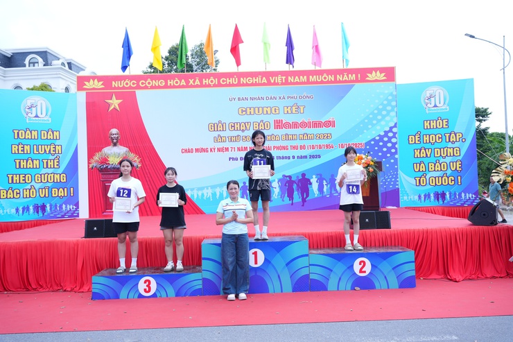 Hơn 300 vận động viên tham gia chung kết Giải chạy Báo Hànộimới mở rộng lần thứ 50 - Vì hòa bình năm 2025 xã Phù Đổng- Ảnh 14.