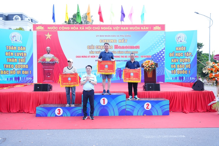 Hơn 300 vận động viên tham gia chung kết Giải chạy Báo Hànộimới mở rộng lần thứ 50 - Vì hòa bình năm 2025 xã Phù Đổng- Ảnh 17.