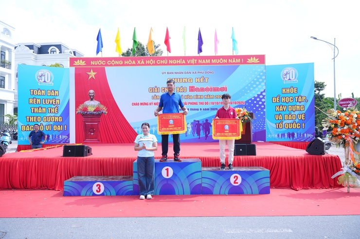 Hơn 300 vận động viên tham gia chung kết Giải chạy Báo Hànộimới mở rộng lần thứ 50 - Vì hòa bình năm 2025 xã Phù Đổng- Ảnh 18.