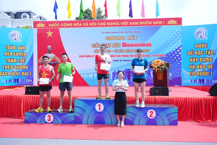 Hơn 300 vận động viên tham gia chung kết Giải chạy Báo Hànộimới mở rộng lần thứ 50 - Vì hòa bình năm 2025 xã Phù Đổng- Ảnh 23.