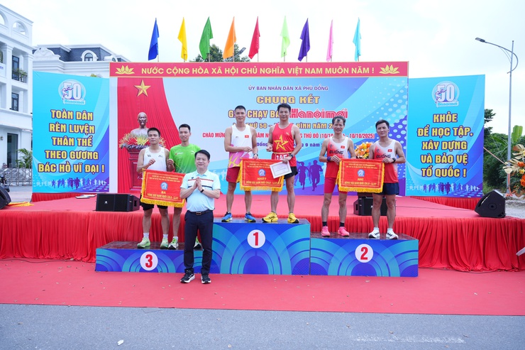 Hơn 300 vận động viên tham gia chung kết Giải chạy Báo Hànộimới mở rộng lần thứ 50 - Vì hòa bình năm 2025 xã Phù Đổng- Ảnh 25.