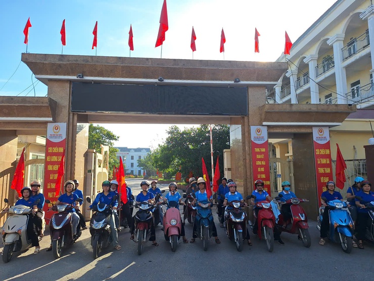 Xã Thanh Oai: Gần 300 cán bộ, đoàn viên, hội viên ra quân hỗ trợ nhân dân chuyển đổi số- Ảnh 1.