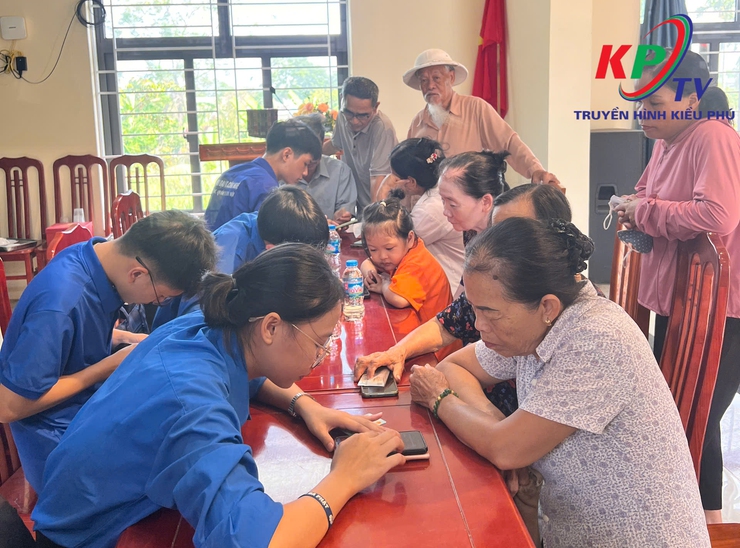 11 Tổ chuyển đổi số cộng đồng xã Kiều Phú đồng loạt hỗ trợ người dân nâng cao kỹ năng ứng dụng công nghệ số- Ảnh 11.