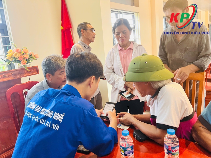 11 Tổ chuyển đổi số cộng đồng xã Kiều Phú đồng loạt hỗ trợ người dân nâng cao kỹ năng ứng dụng công nghệ số- Ảnh 9.