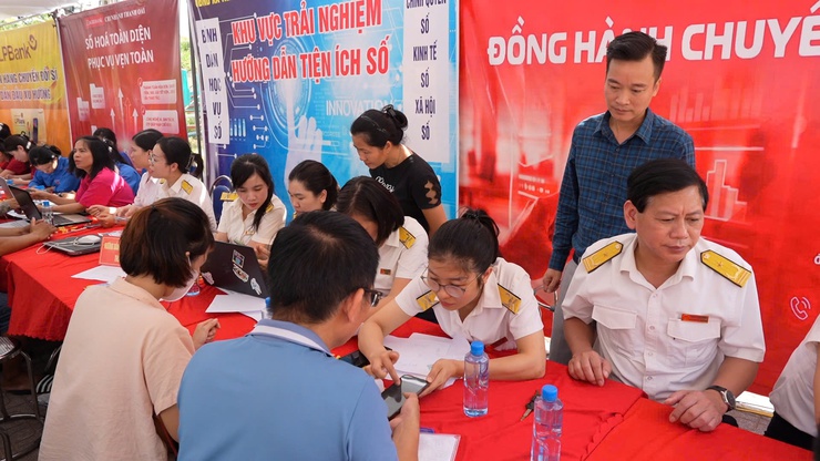 Xã Thanh Oai: Gần 300 cán bộ, đoàn viên, hội viên ra quân hỗ trợ nhân dân chuyển đổi số- Ảnh 6.