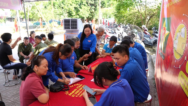 Xã Thanh Oai: Gần 300 cán bộ, đoàn viên, hội viên ra quân hỗ trợ nhân dân chuyển đổi số- Ảnh 4.