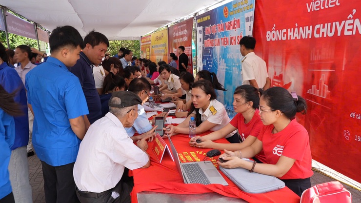 Xã Thanh Oai: Gần 300 cán bộ, đoàn viên, hội viên ra quân hỗ trợ nhân dân chuyển đổi số- Ảnh 8.