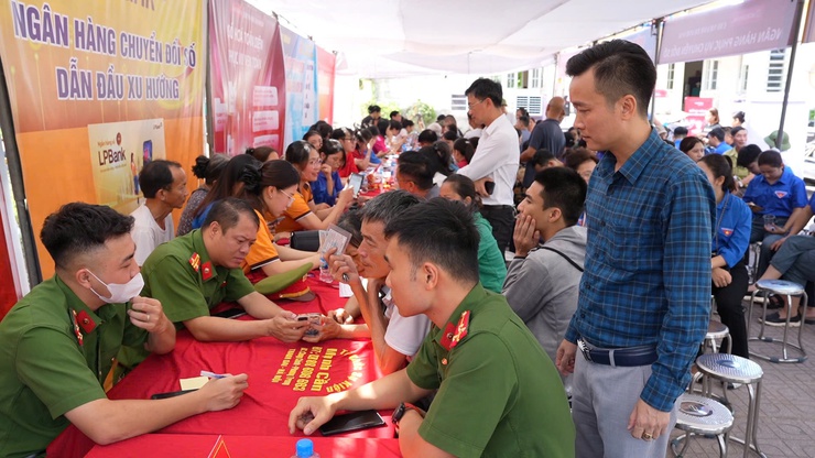 Xã Thanh Oai: Gần 300 cán bộ, đoàn viên, hội viên ra quân hỗ trợ nhân dân chuyển đổi số- Ảnh 5.