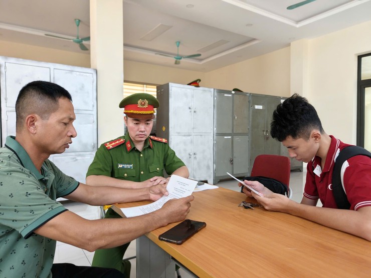 Công an phường Thanh Xuân ra quân cao điểm tuyên truyền, xử lý vi phạm trật tự an toàn giao thông trước cổng trường học trên địa bàn- Ảnh 2.