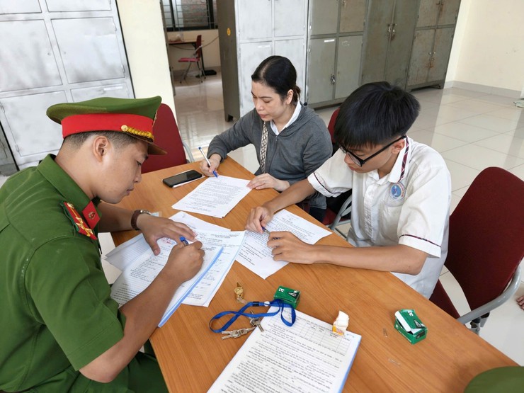 Công an phường Thanh Xuân ra quân cao điểm tuyên truyền, xử lý vi phạm trật tự an toàn giao thông trước cổng trường học trên địa bàn- Ảnh 3.