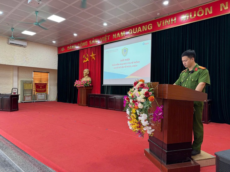 Đội Chữa cháy và CNCH Khu vực số 31 – CATP Hà Nội hướng dẫn khai báo, cập nhật thông tin cơ sở về phòng cháy, chữa cháy cho chủ cơ sở xã Đại Thanh- Ảnh 2.