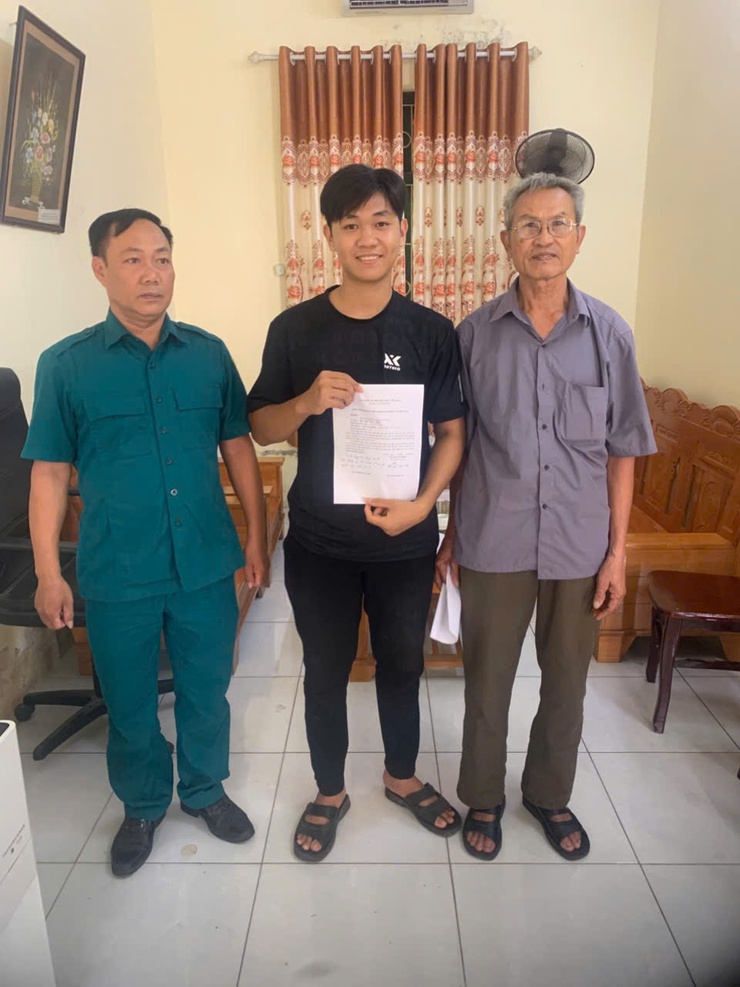 6 thanh niên xã Cổ Đô tình nguyện viết đơn lên đường nhập ngũ năm 2026.- Ảnh 1.