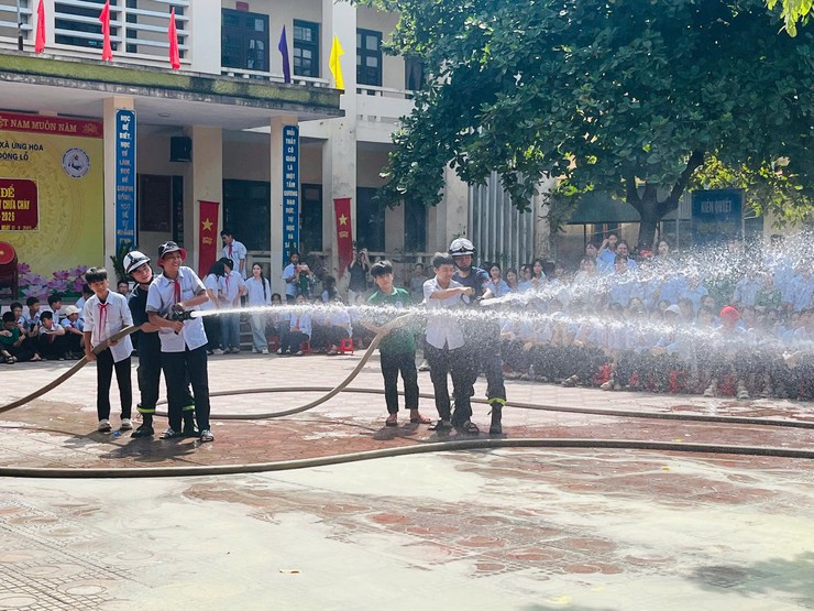 TUYÊN TRUYỀN, TRẢI NGHIỆM VÀ THỰC HÀNH PCCC – CNCH TẠI TRƯỜNG THCS & TIỂU HỌC ĐÔNG LỖ.- Ảnh 2.