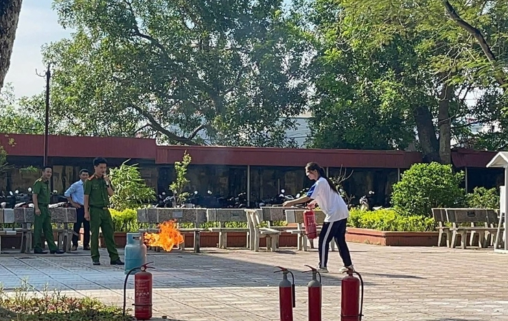 Hơn 1.500 học sinh trường THPT Ứng Hòa B tham gia ngoại khóa tuyên truyền pháp luật, phòng chống tệ nạn xã hội và kỹ năng phòng cháy chữa cháy.- Ảnh 5.