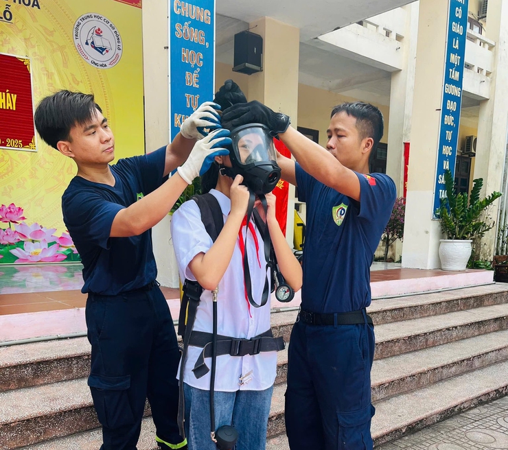 TUYÊN TRUYỀN, TRẢI NGHIỆM VÀ THỰC HÀNH PCCC – CNCH TẠI TRƯỜNG THCS & TIỂU HỌC ĐÔNG LỖ.- Ảnh 3.