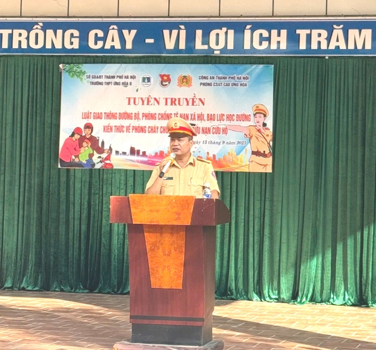 Hơn 1.500 học sinh trường THPT Ứng Hòa B tham gia ngoại khóa tuyên truyền pháp luật, phòng chống tệ nạn xã hội và kỹ năng phòng cháy chữa cháy.- Ảnh 1.