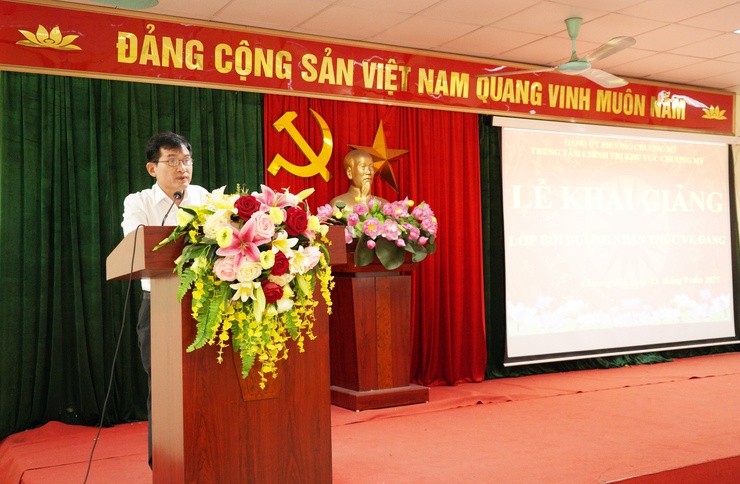 Trung tâm Chính trị khu vực Chương Mỹ khai giảng lớp bồi dưỡng nhận thức về Đảng  đợt 3 năm 2025- Ảnh 1.