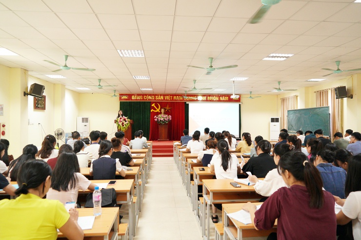 Trung tâm Chính trị khu vực Chương Mỹ khai giảng lớp bồi dưỡng nhận thức về Đảng  đợt 3 năm 2025- Ảnh 2.
