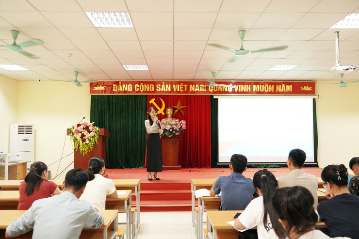 Trung tâm Chính trị khu vực Chương Mỹ khai giảng lớp bồi dưỡng nhận thức về Đảng  đợt 3 năm 2025- Ảnh 4.