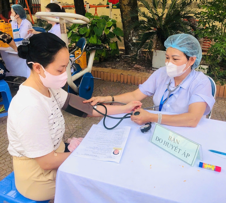 TRẠM Y TẾ PHƯỜNG KIM LIÊN TỔ CHỨC KHÁM SỨC KHỎE ĐỊNH KỲ CHO CÁC CƠ SỞ SẢN XUẤT, KINH DOANH THỰC PHẨM, DỊCH VỤ ĂN UỐNG, THỨC ĂN ĐƯỜNG PHỐ- Ảnh 2.