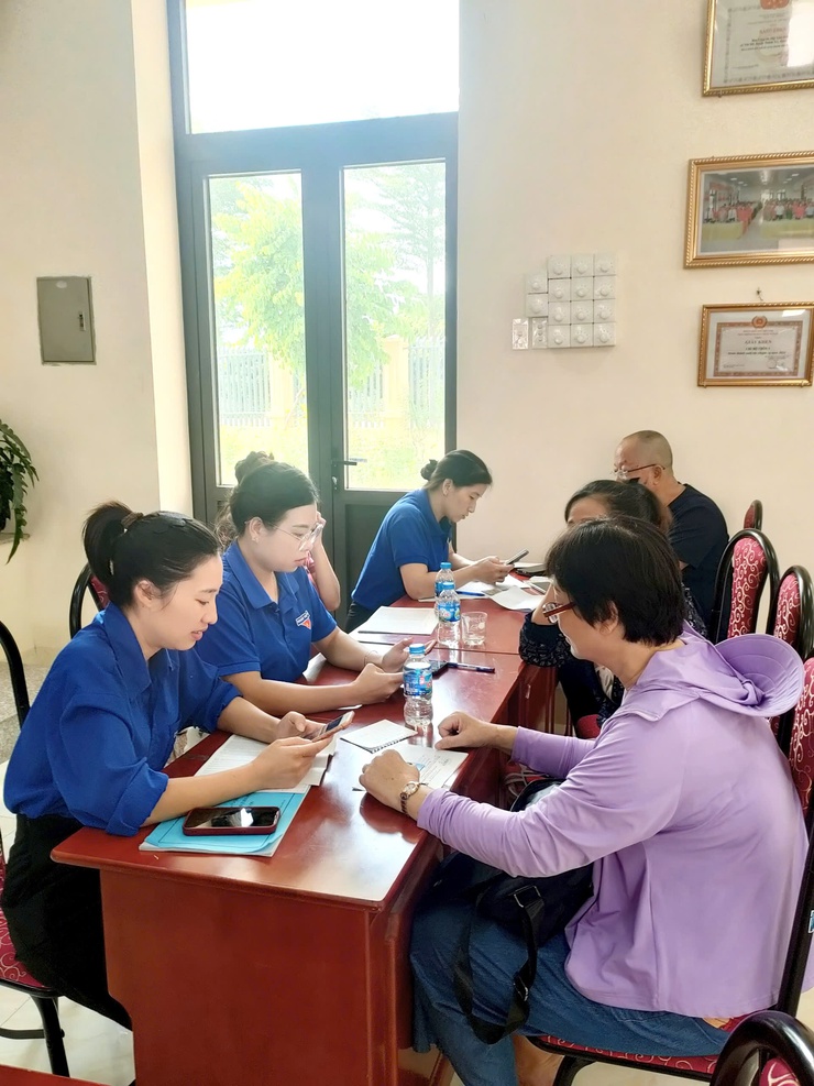 Xã Thanh Trì: Tăng cường hỗ trợ người dân cài đặt và nộp thuế trên ứng dụng eTax Mobile- Ảnh 1.