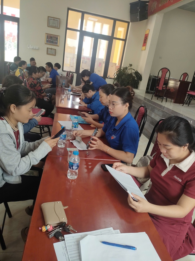 Xã Thanh Trì: Tăng cường hỗ trợ người dân cài đặt và nộp thuế trên ứng dụng eTax Mobile- Ảnh 2.
