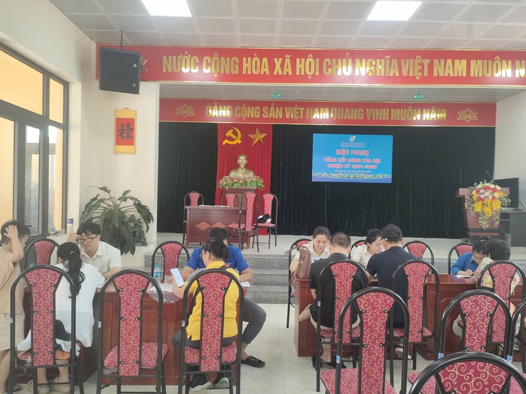 Xã Thanh Trì: Tăng cường hỗ trợ người dân cài đặt và nộp thuế trên ứng dụng eTax Mobile- Ảnh 4.