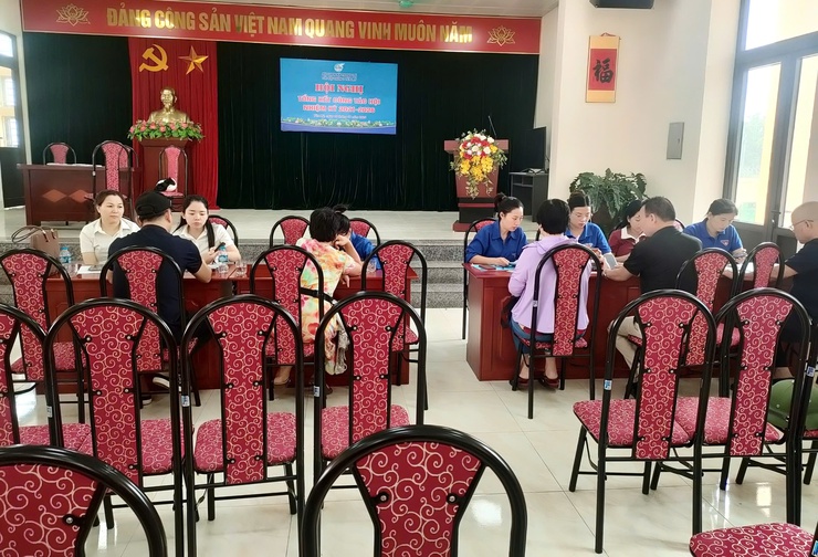 Xã Thanh Trì: Tăng cường hỗ trợ người dân cài đặt và nộp thuế trên ứng dụng eTax Mobile- Ảnh 3.