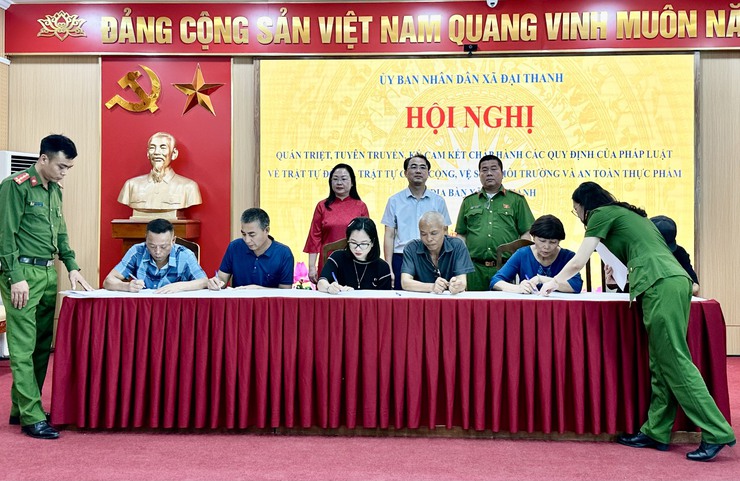 Xã Đại Thanh tổ chức hội nghị quán triệt, tuyên truyền, ký cam kết chấp hành các quy định của pháp luật về trật tự độ thị, trật tự công cộng, vệ sinh môi trường và an toàn thực phẩm trên địa bàn xã- Ảnh 6.