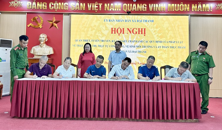 Xã Đại Thanh tổ chức hội nghị quán triệt, tuyên truyền, ký cam kết chấp hành các quy định của pháp luật về trật tự độ thị, trật tự công cộng, vệ sinh môi trường và an toàn thực phẩm trên địa bàn xã- Ảnh 7.