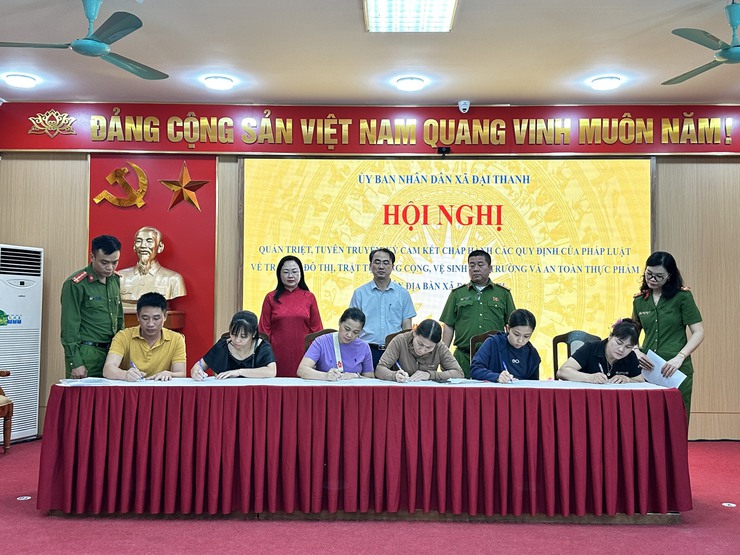 Xã Đại Thanh tổ chức hội nghị quán triệt, tuyên truyền, ký cam kết chấp hành các quy định của pháp luật về trật tự độ thị, trật tự công cộng, vệ sinh môi trường và an toàn thực phẩm trên địa bàn xã- Ảnh 8.